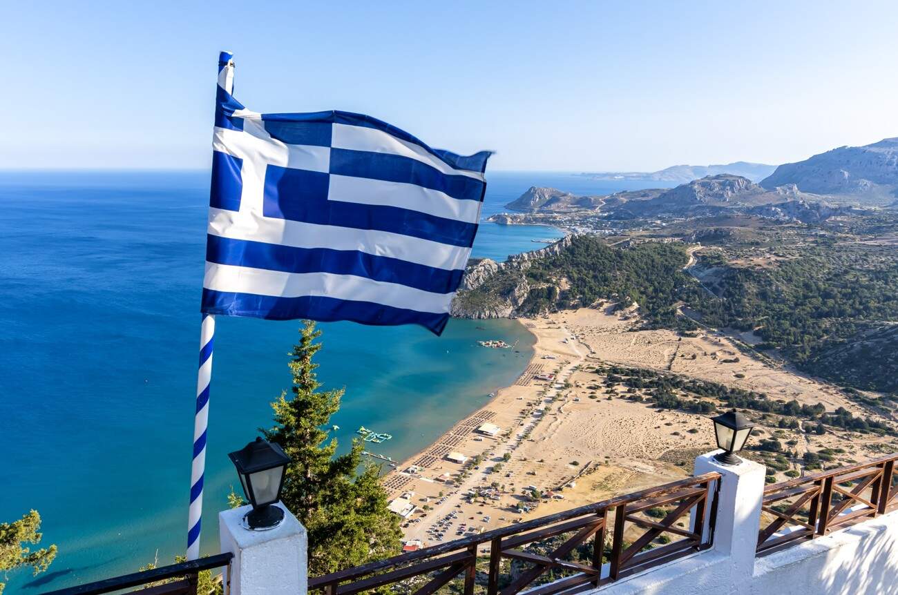 Griekse vlag met eiland Rhodos op de achtergrond