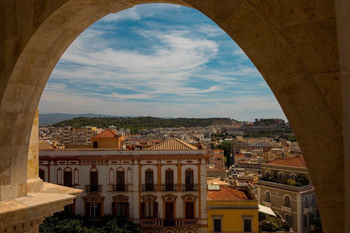 Doorkijkje naar een stad op Sardinië