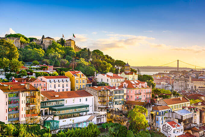 Uitzicht op Lissabon met een kasteel op de top van een berg