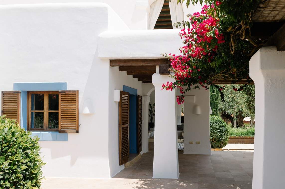 Wit gebouw met roze bloemetjes op Ibiza, Spanje