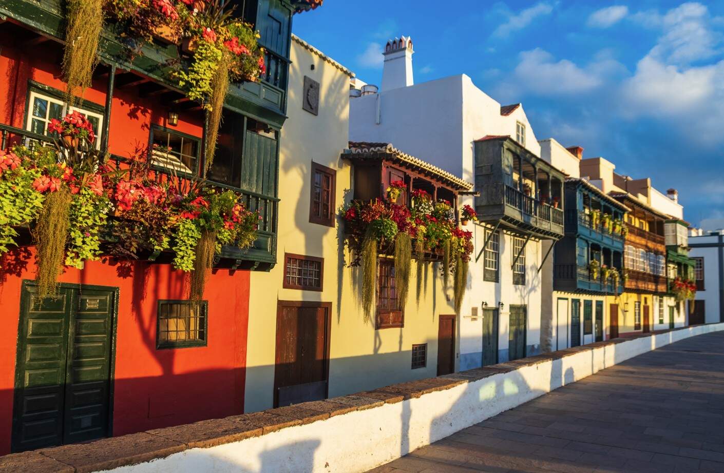 Straat met gekleurde huisjes op eiland La Palma