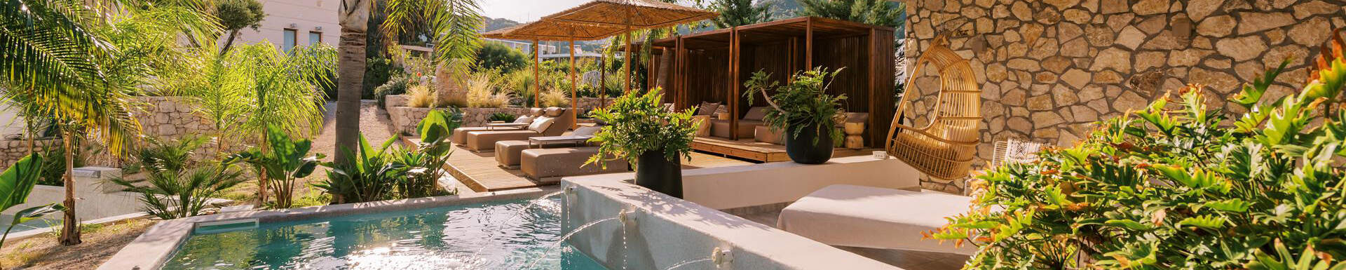 Hotel met erg veel planten en bomen