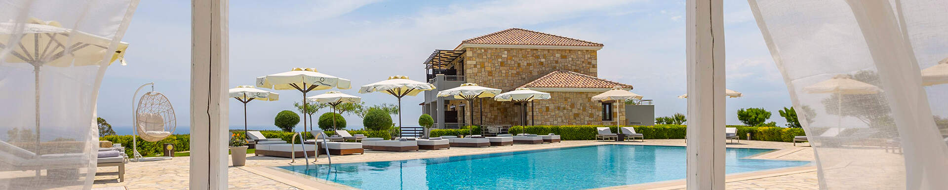 Boutique hotel in Griekenland aan een zwembad met vele ligbedden