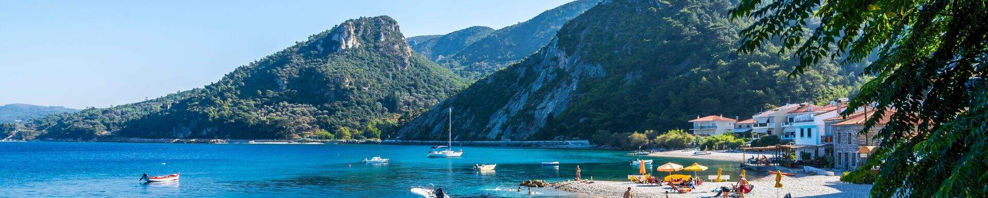 Kust van Samos met bergen op de achtergrond