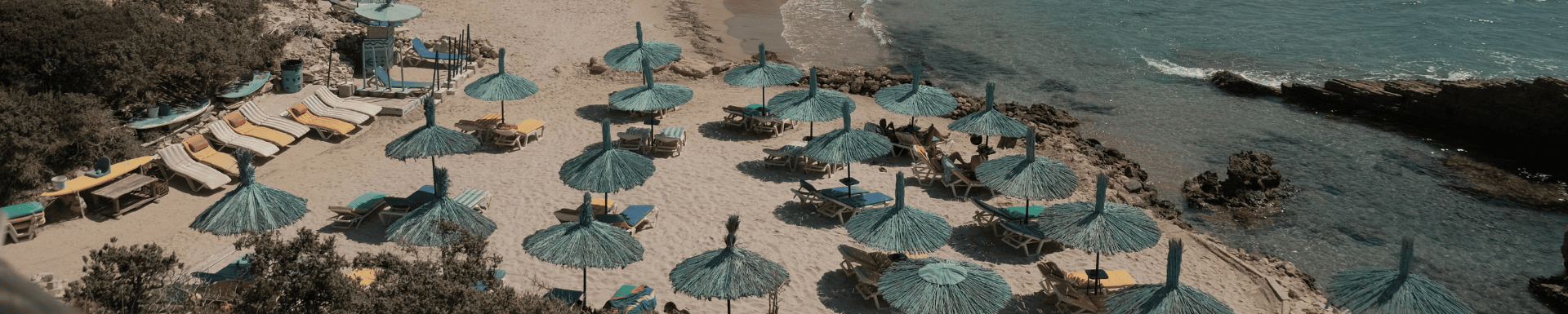 Tripiti strand blauwe parasollen