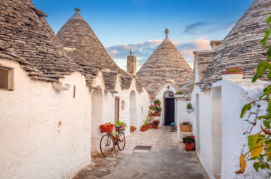 karakteristieke witte huisjes met puntdaken in Puglia, Italië