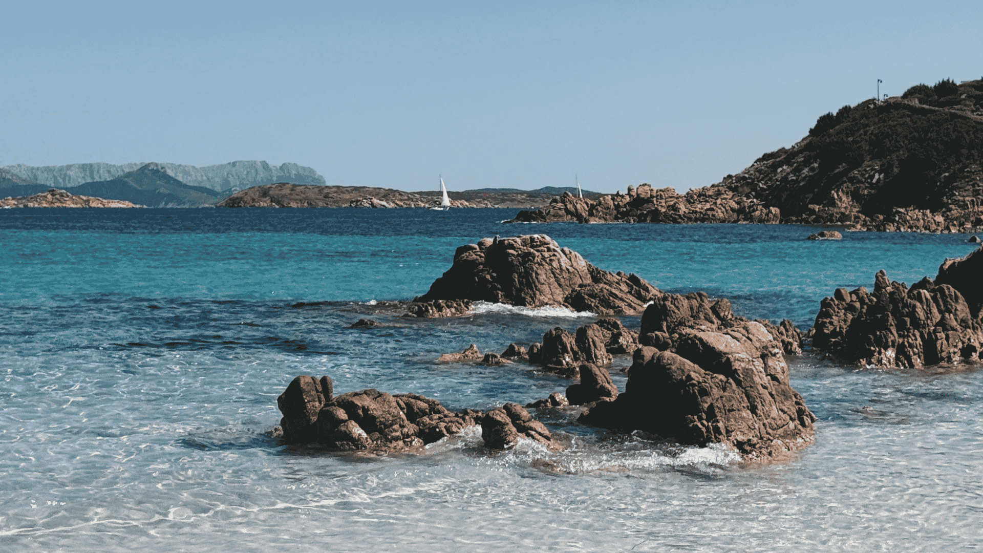 Kustlijn van Sardinië, Italië, blauwe zee met rotsen
