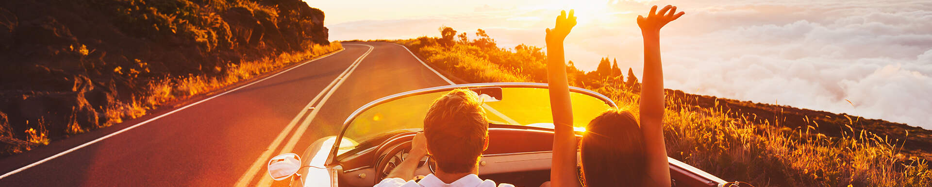 Een koppel rijdend in een auto over de bergwegen van Portugal