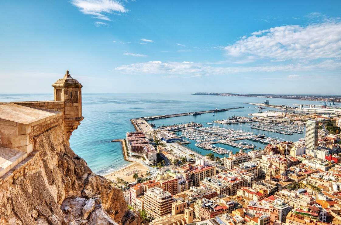 Bovenaanzicht van streek Alicante, Spanje, aan de zee