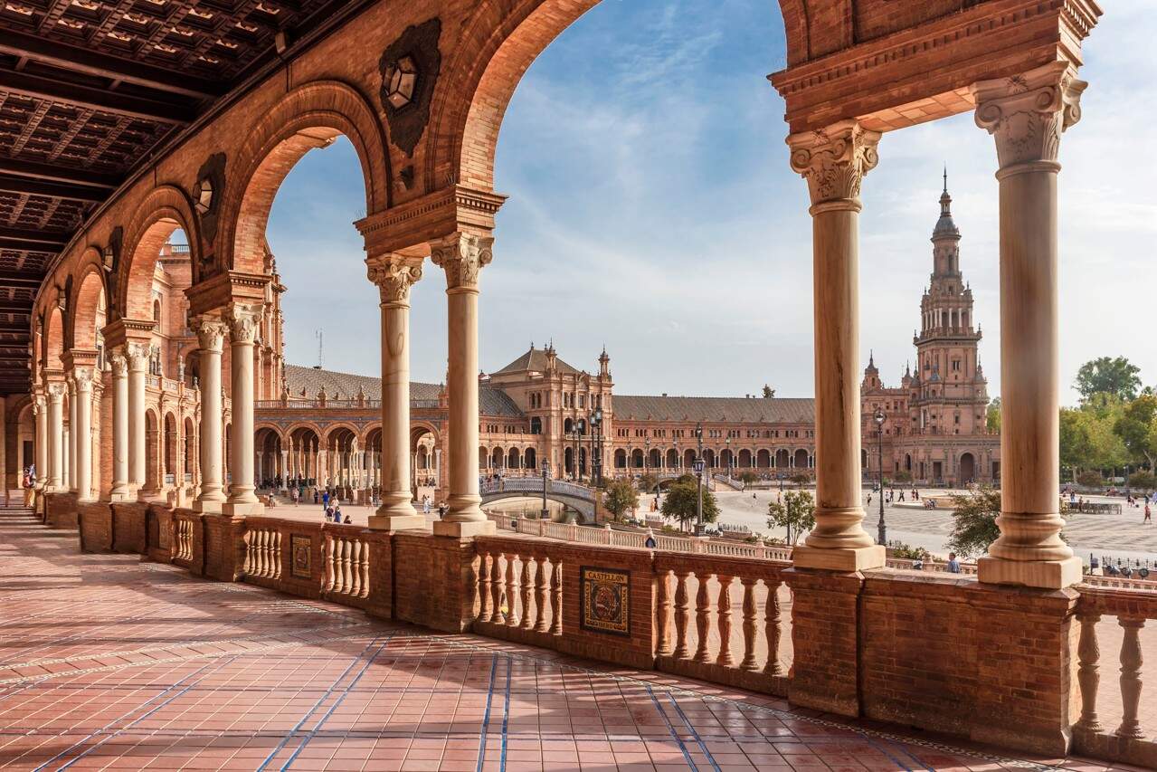 Oud gebouw met zuilen in Sevilla, Andalusie