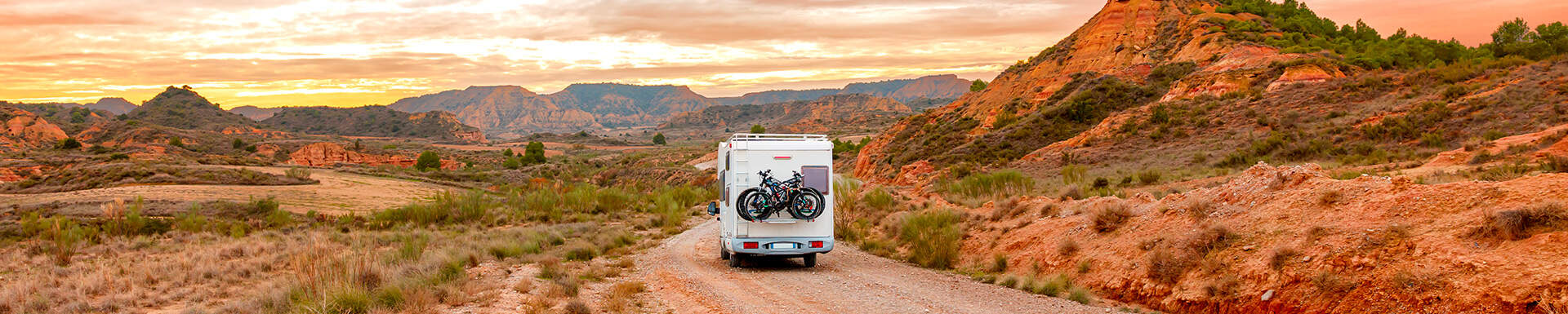 Een camper rijdt door het onbewoonde Spanje
