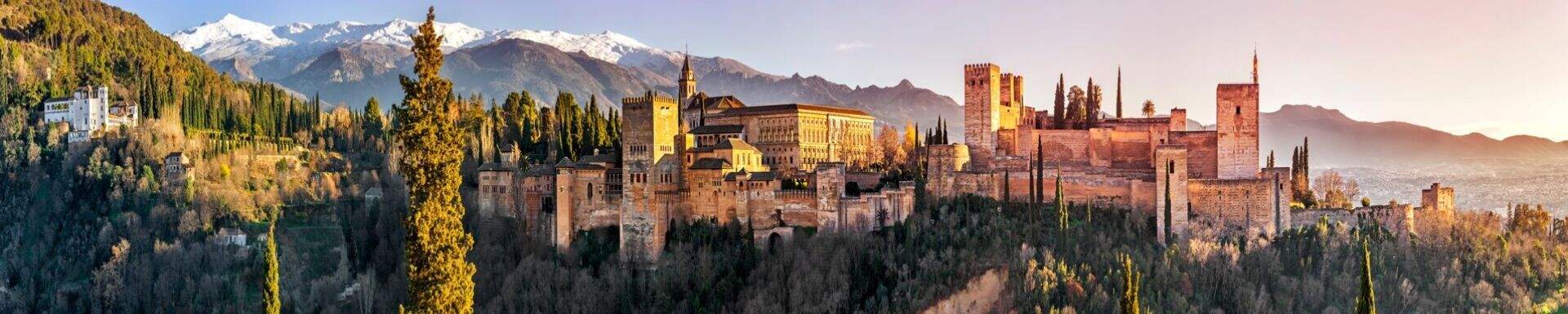 Oud kasteel op een heuvel in Andalusie, Spanje, met besneeuwde bergtoppen op de achtergrond