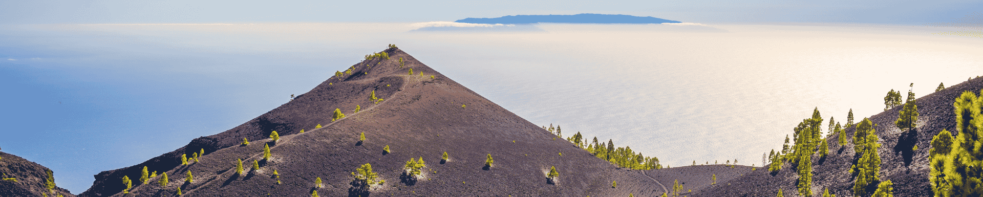 Zwarte berg met de zee op de achtergrond, op eiland La Palma