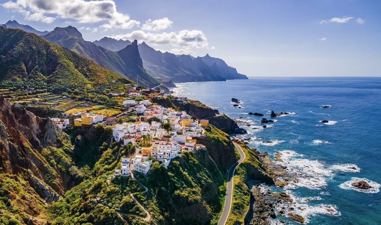 Landschap met kustdorp op Tenerife, Canarische Eilanden