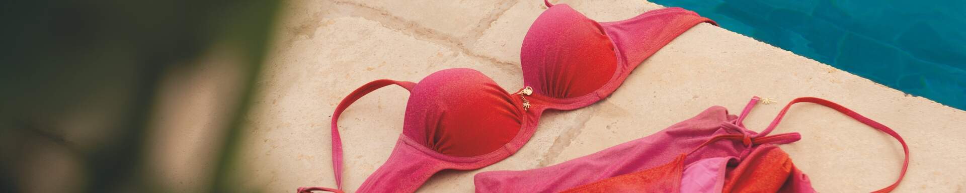 Rode bikini aan een zwembad, winactie Livera X Eliza was here