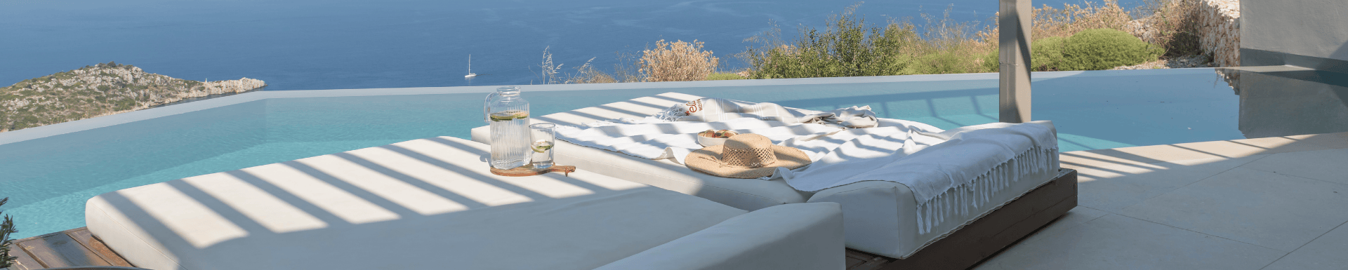 ligbedden aan infinity pool eliza was here