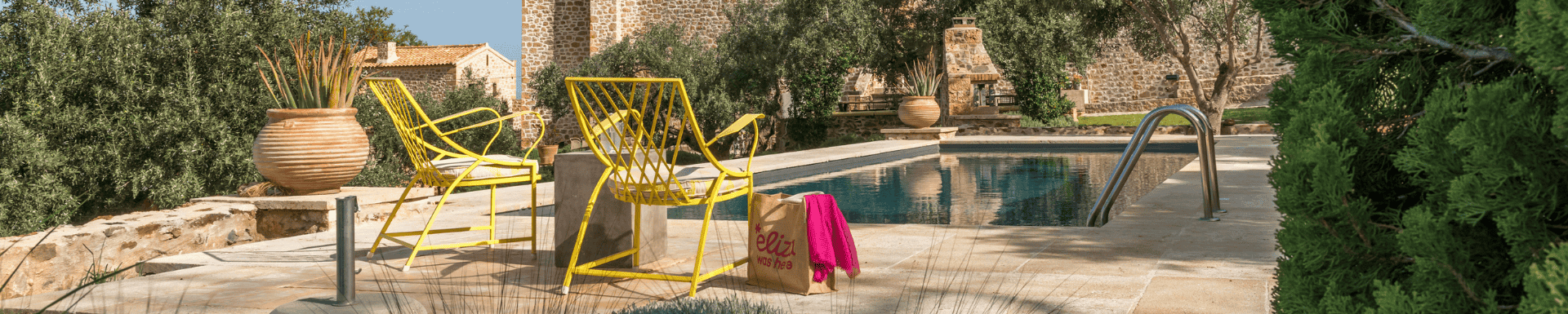 gele stoelen aan zwembad Peloponnesos