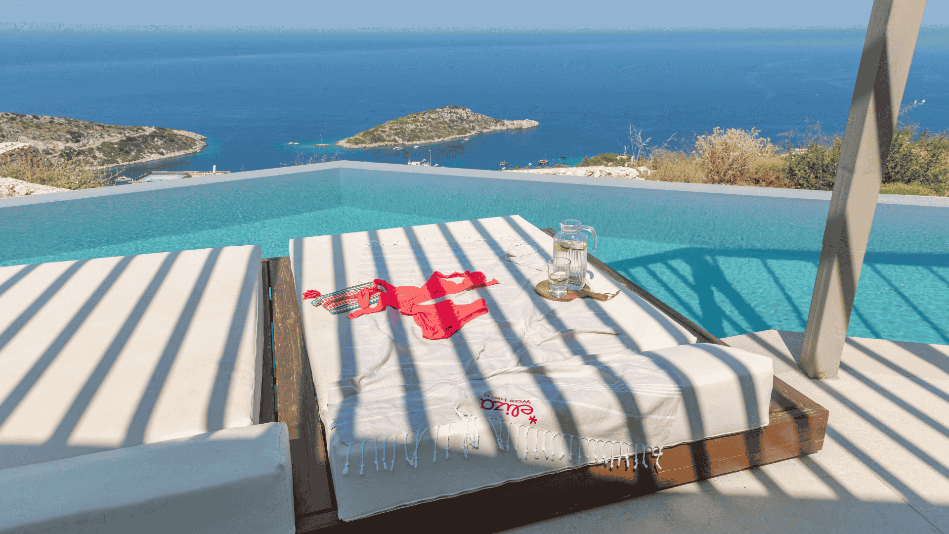 ligbedje aan infinity pool