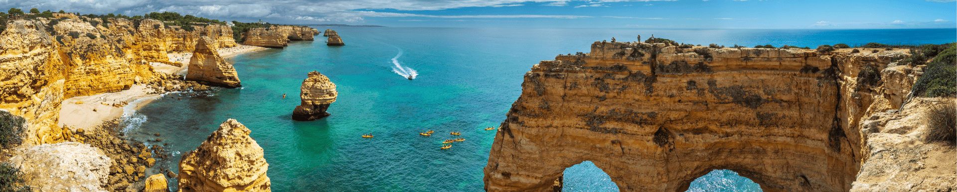Uitzicht op blauwe zee en rotsen in de Algarve