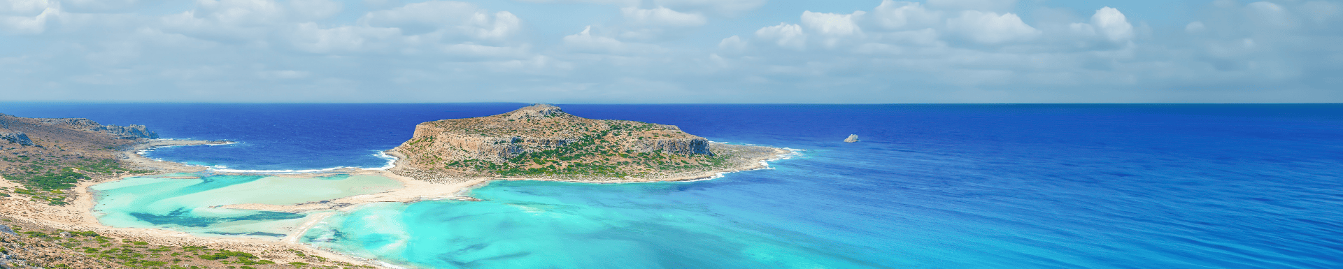 Helderblauwe zee op Kreta met een berg in het midden