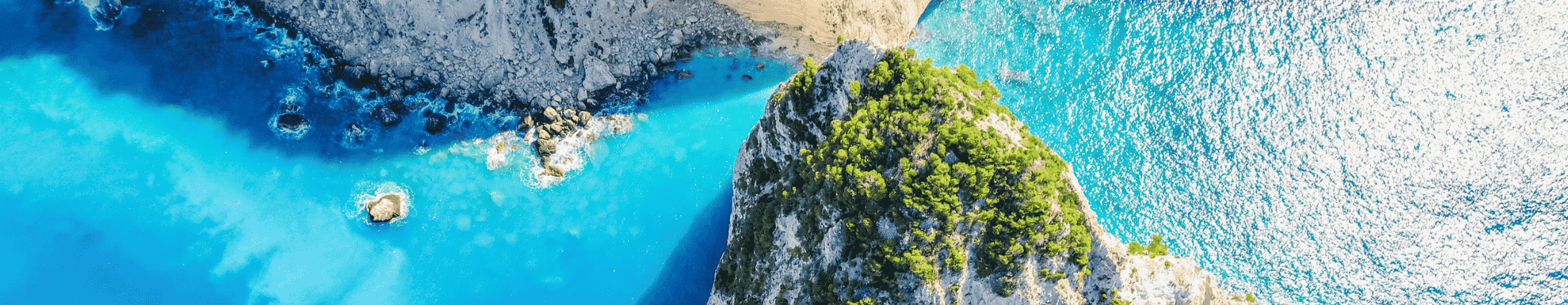 Bovenaanzicht op het helderblauwe water en rotsen van Plakaki, Zakynthos