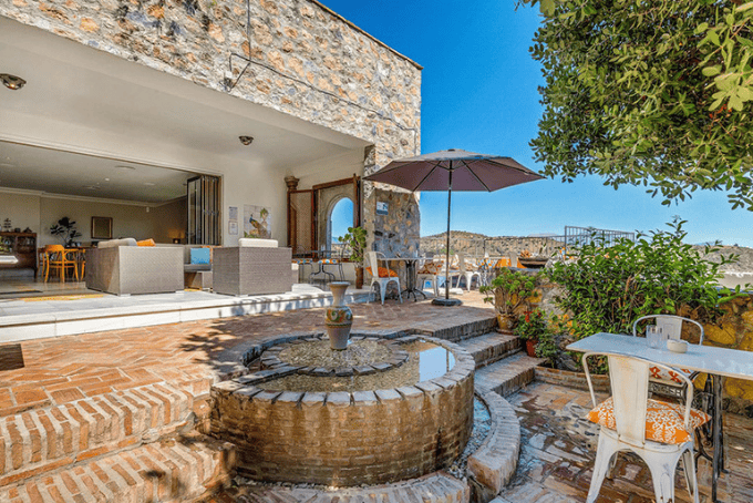 Prachtig terras omringd door groen, met uitzicht over de bergen 