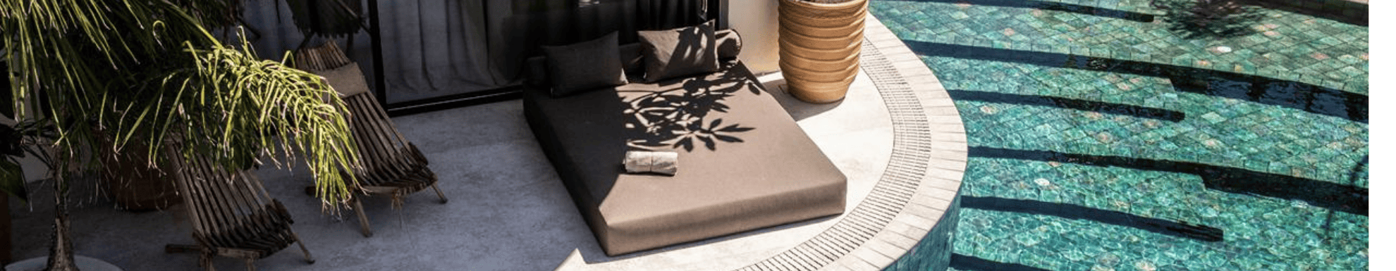 Ligbed op een verhoging aan een swim up pool