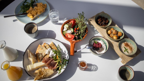 Ontbijttafel met diverse Griekse gerechten in schaaltjes