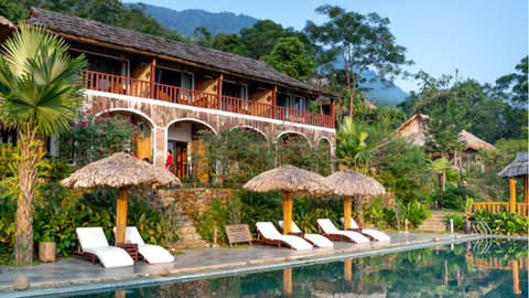 typisch meadeira hotel met rieten parasols en ligbedden