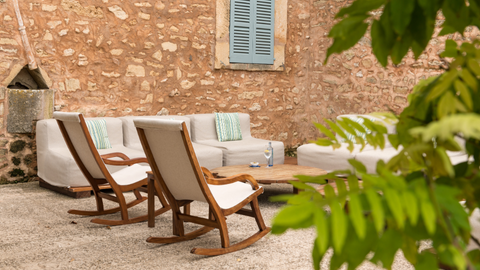 Tuin terras met comfortabele bank en twee stoelen