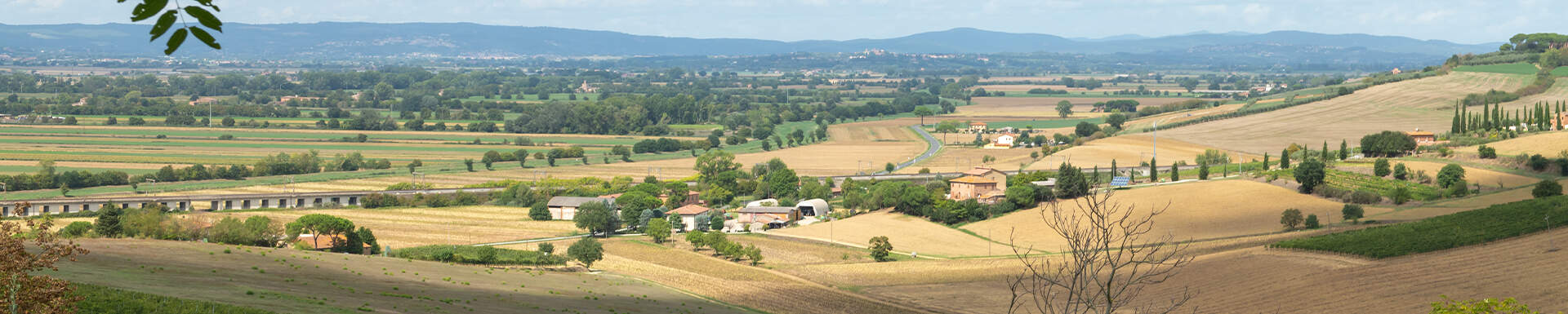 Zonnig Toscaans heuvelachtig landschap