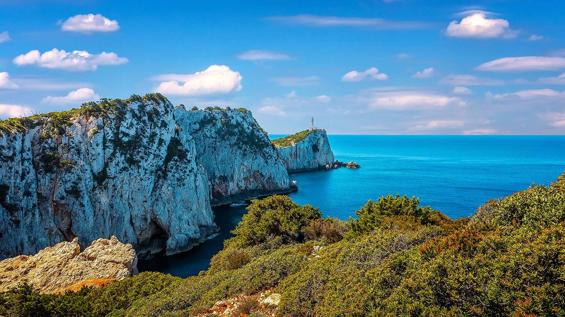 Blauwe zee met rotsen bij Lefkas
